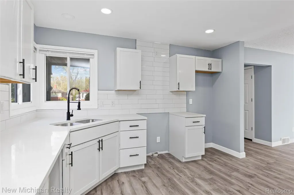 21901 Harding Street Oak Park City MI 48237