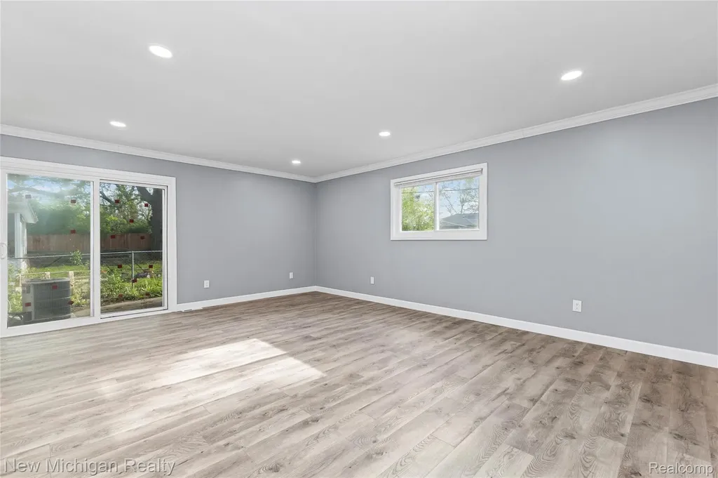 21901 Harding Street Oak Park City MI 48237