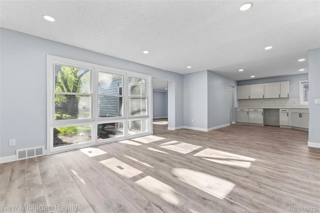 21901 Harding Street Oak Park City MI 48237