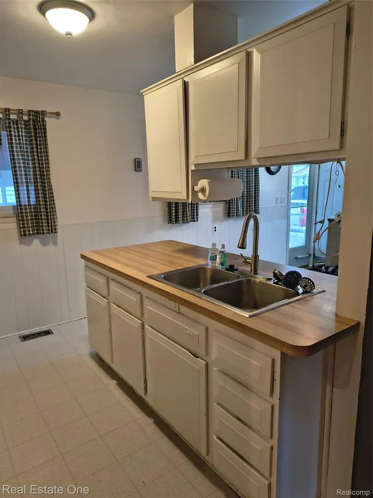 30866 Middlebury Street Westland City MI 48186