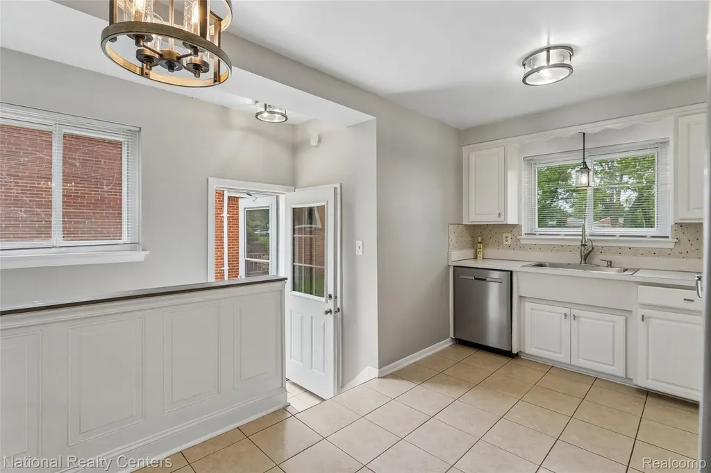8108 Whitefield Street Dearborn Heights City MI 48127