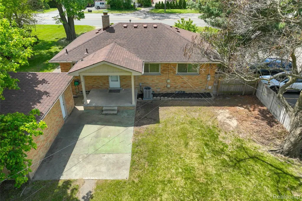 27230 W 6 Mile Road Redford Charter Township MI 48240