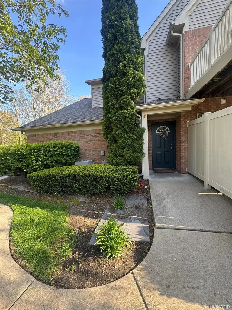 210 Marigold Circle Westland City MI 48185