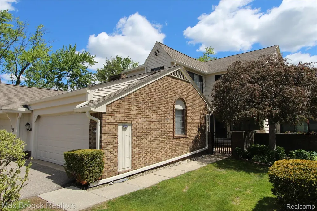 7139 Creeks Crossing West Bloomfield Charter Township MI 48322