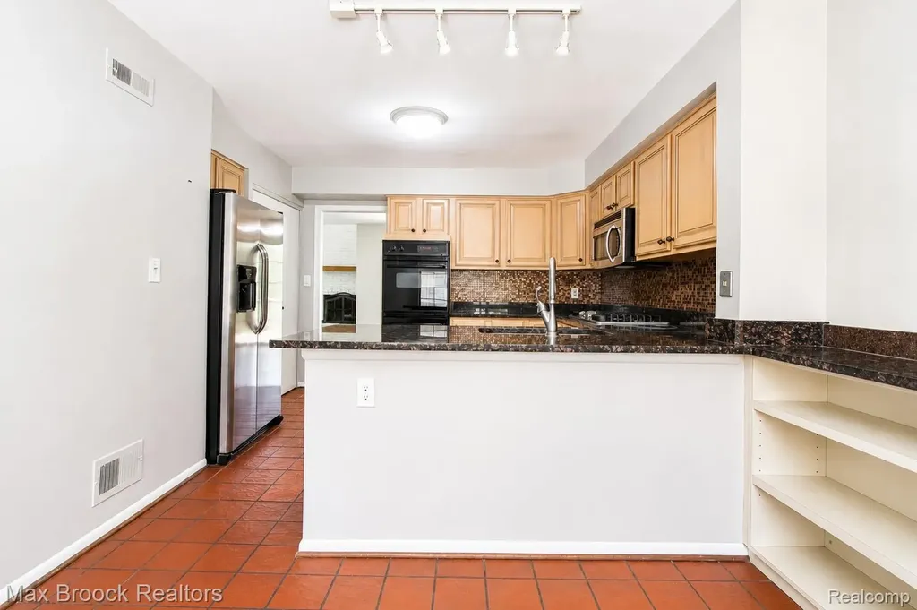 7139 Creeks Crossing West Bloomfield Charter Township MI 48322