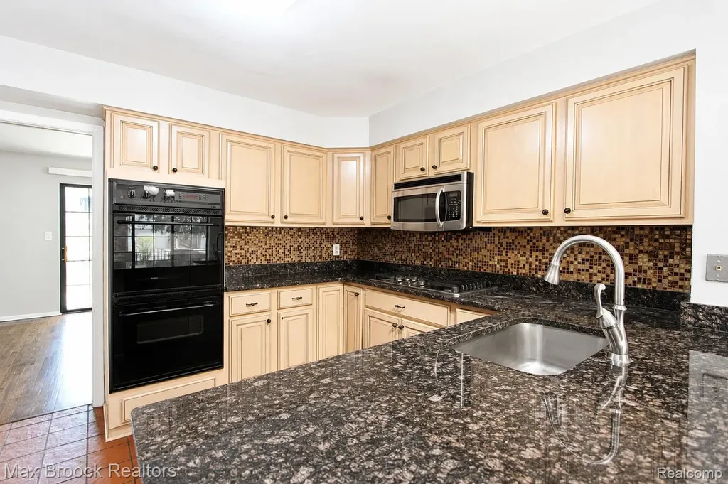 7139 Creeks Crossing West Bloomfield Charter Township MI 48322