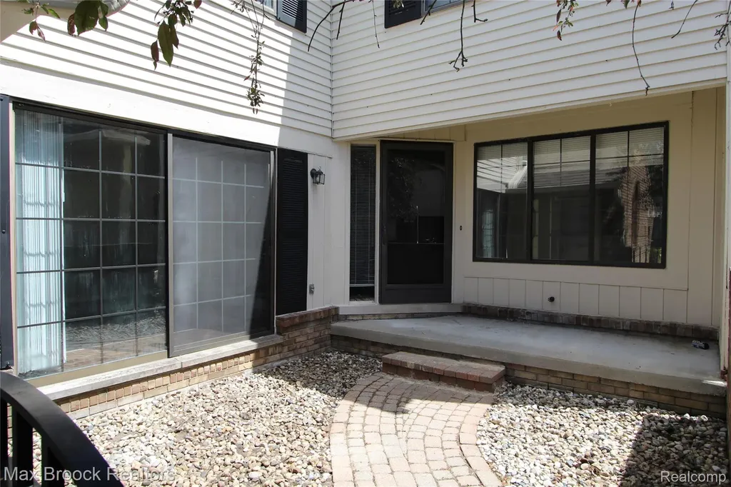 7139 Creeks Crossing West Bloomfield Charter Township MI 48322
