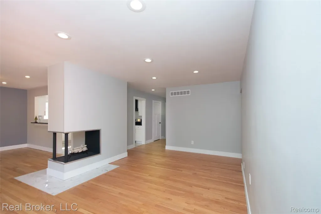 31720 N Marklawn Street Farmington Hills City MI 48334