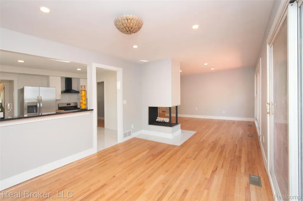 31720 N Marklawn Street Farmington Hills City MI 48334