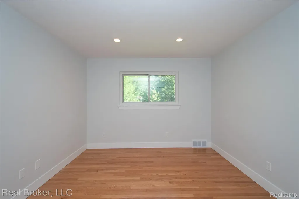 31720 N Marklawn Street Farmington Hills City MI 48334
