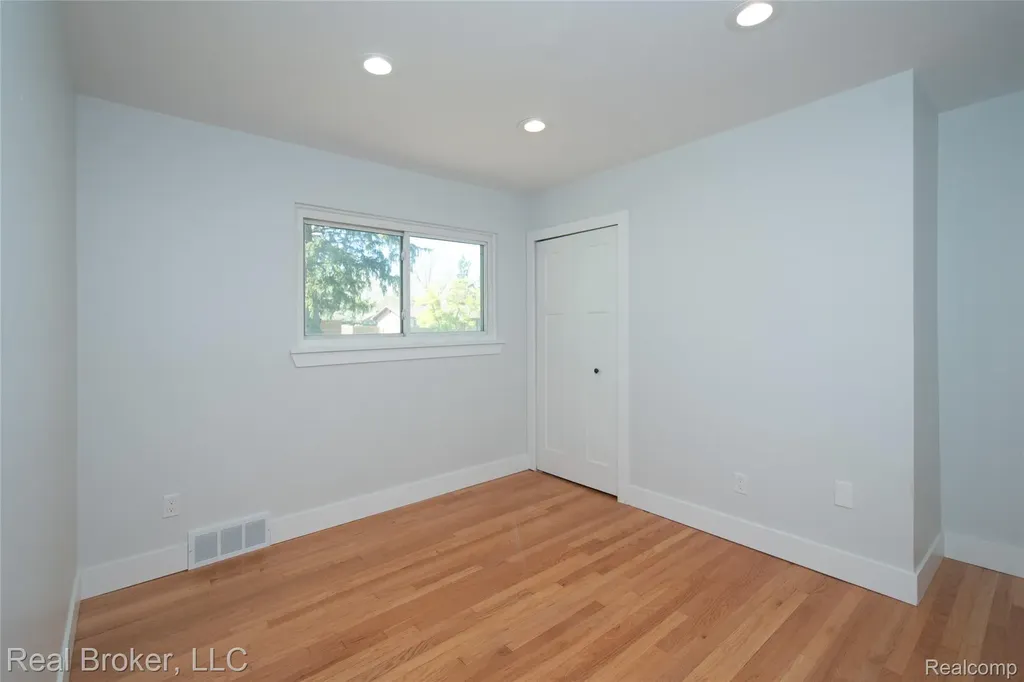 31720 N Marklawn Street Farmington Hills City MI 48334