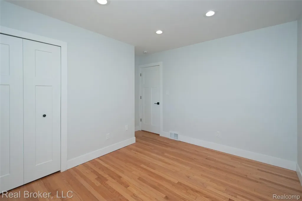 31720 N Marklawn Street Farmington Hills City MI 48334