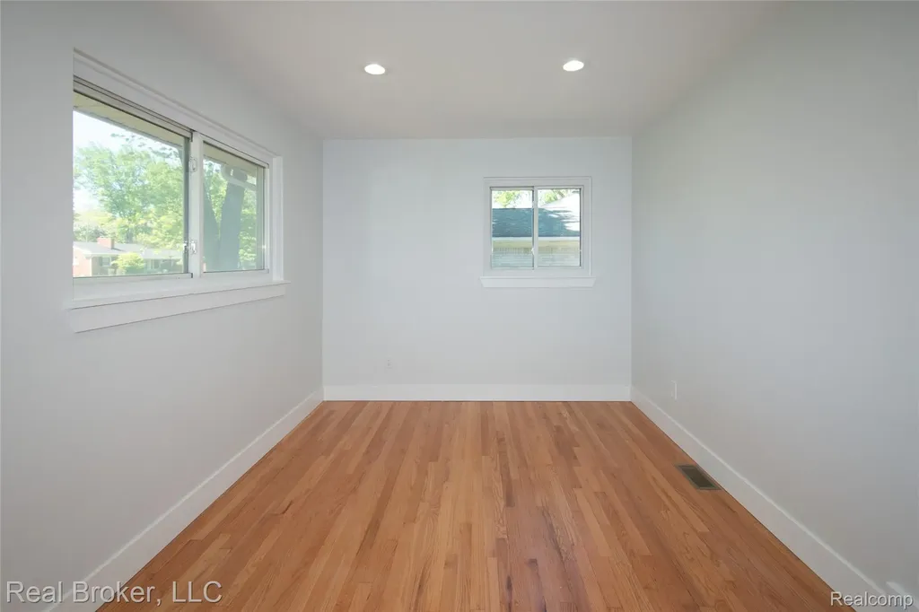 31720 N Marklawn Street Farmington Hills City MI 48334