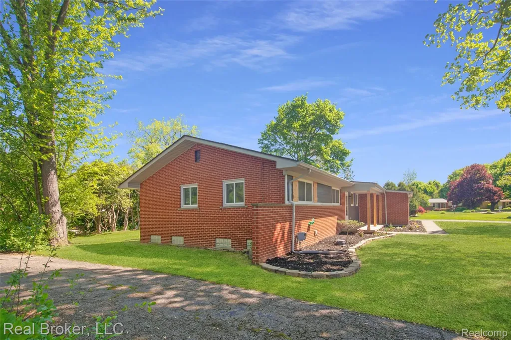31720 N Marklawn Street Farmington Hills City MI 48334