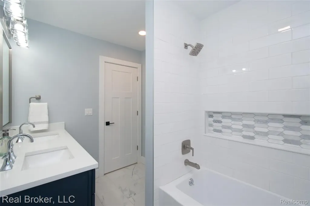 31720 N Marklawn Street Farmington Hills City MI 48334