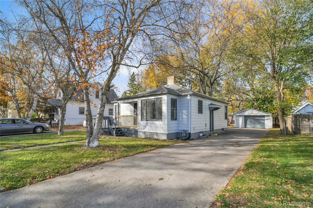 1916 Wood Street Saginaw City MI 48602