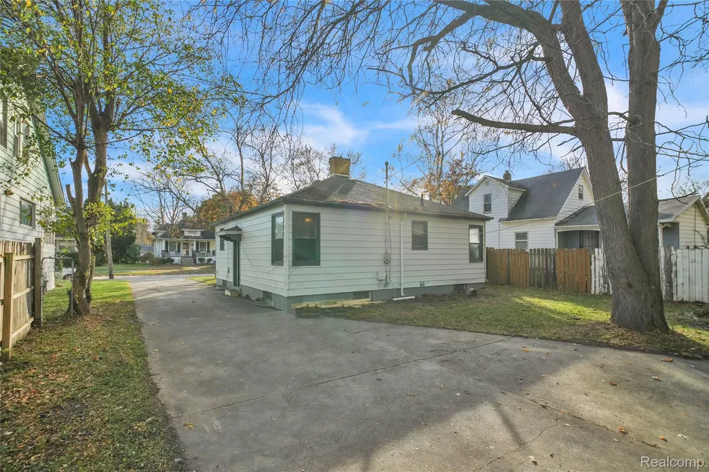 1916 Wood Street Saginaw City MI 48602