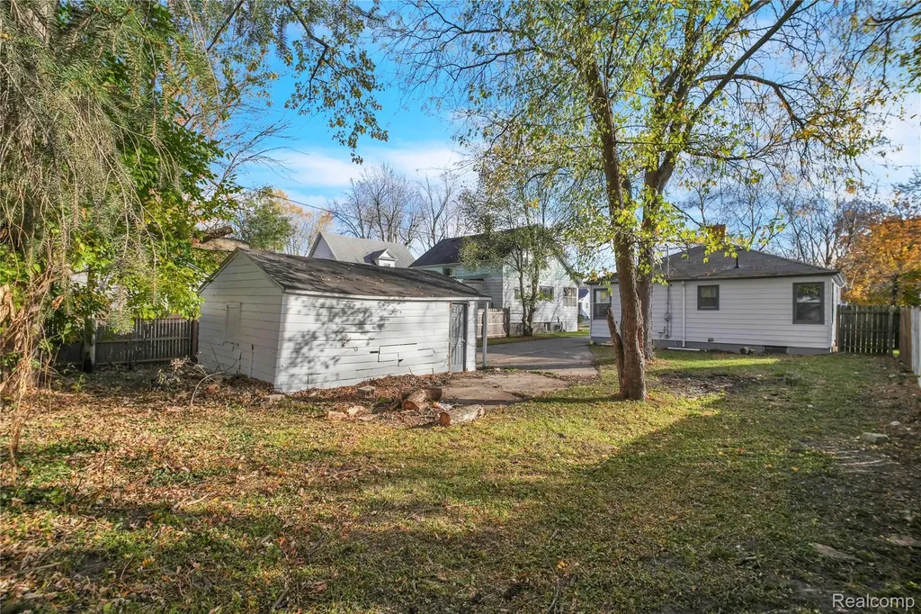 1916 Wood Street Saginaw City MI 48602