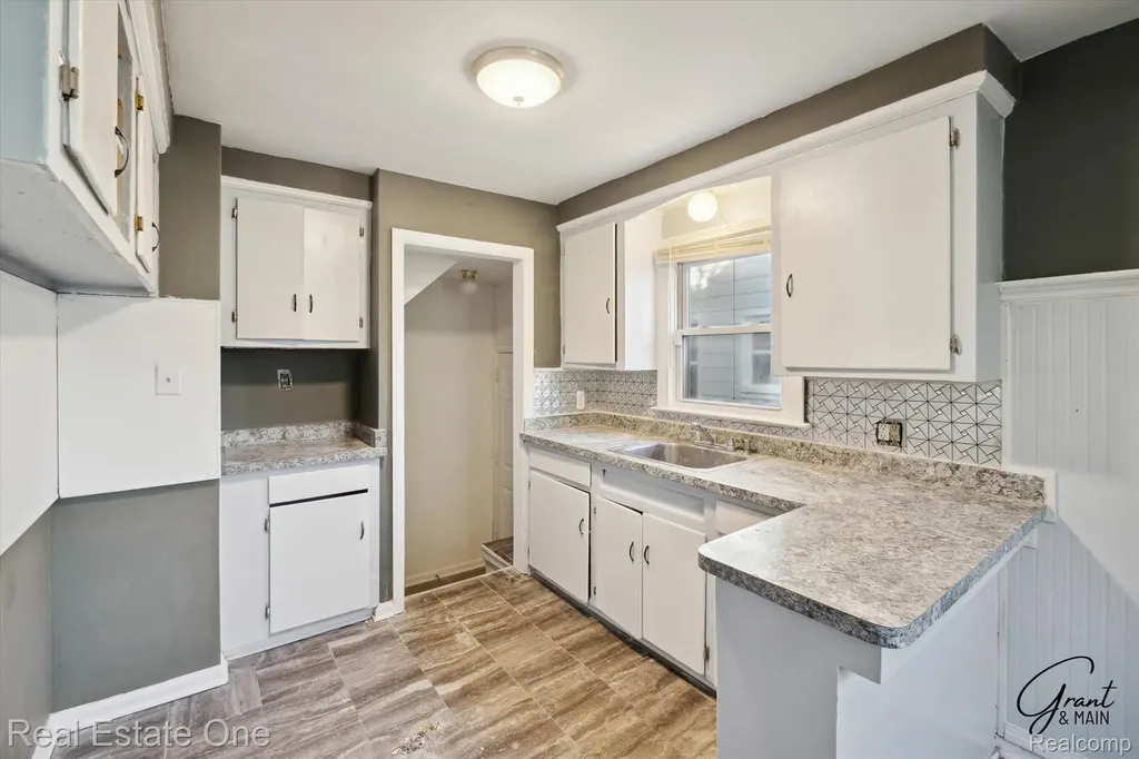 19439 W Chicago Street Detroit City MI 48228