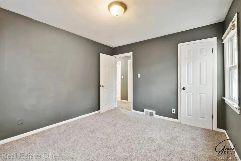 19439 W Chicago Street Detroit City MI 48228