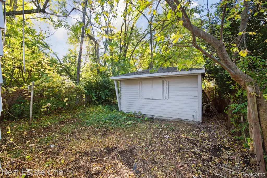19439 W Chicago Street Detroit City MI 48228