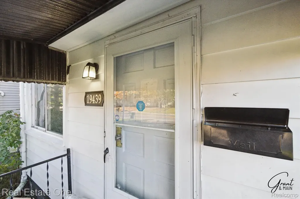 19439 W Chicago Street Detroit City MI 48228