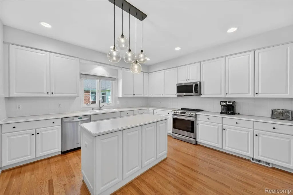 1112 Vernier Road Grosse Pointe Woods City MI 48236
