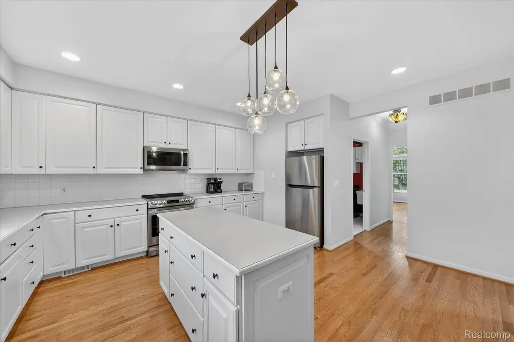 1112 Vernier Road Grosse Pointe Woods City MI 48236