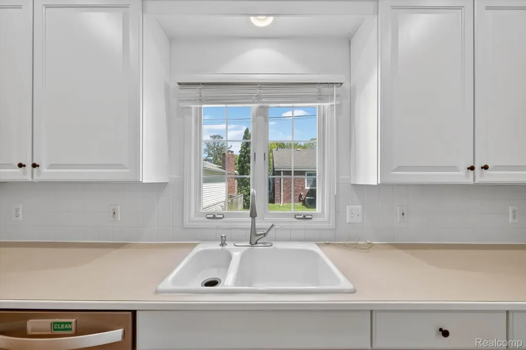 1112 Vernier Road Grosse Pointe Woods City MI 48236