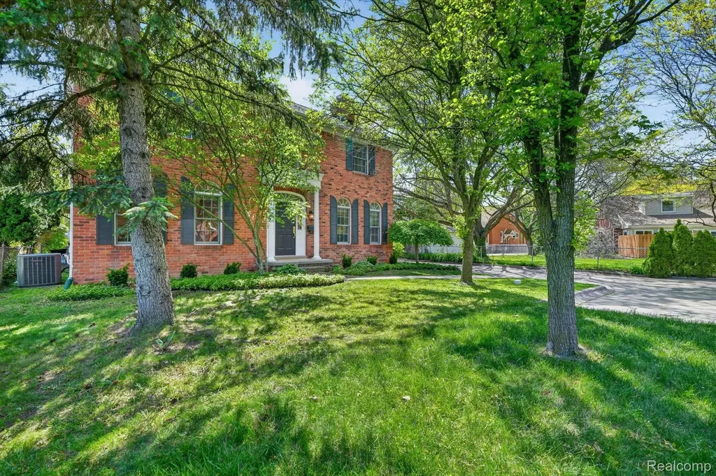 1112 Vernier Road Grosse Pointe Woods City MI 48236