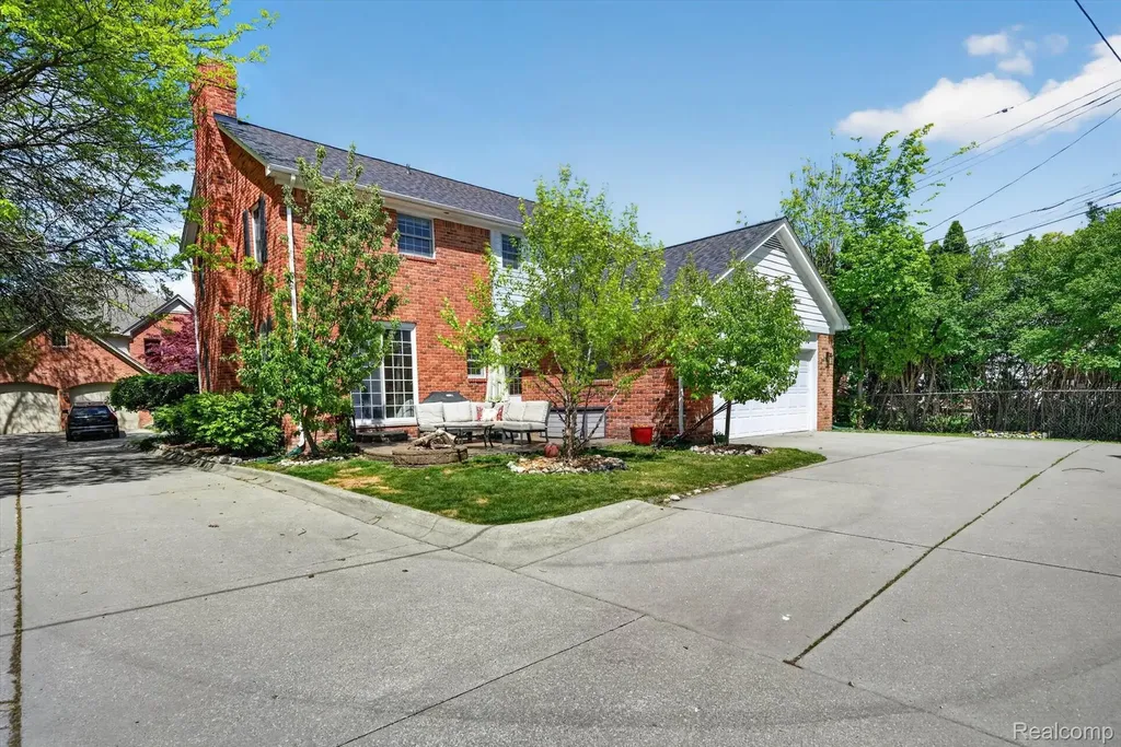 1112 Vernier Road Grosse Pointe Woods City MI 48236