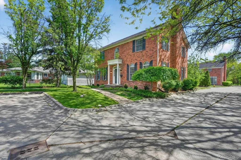 1112 Vernier Road Grosse Pointe Woods City MI 48236