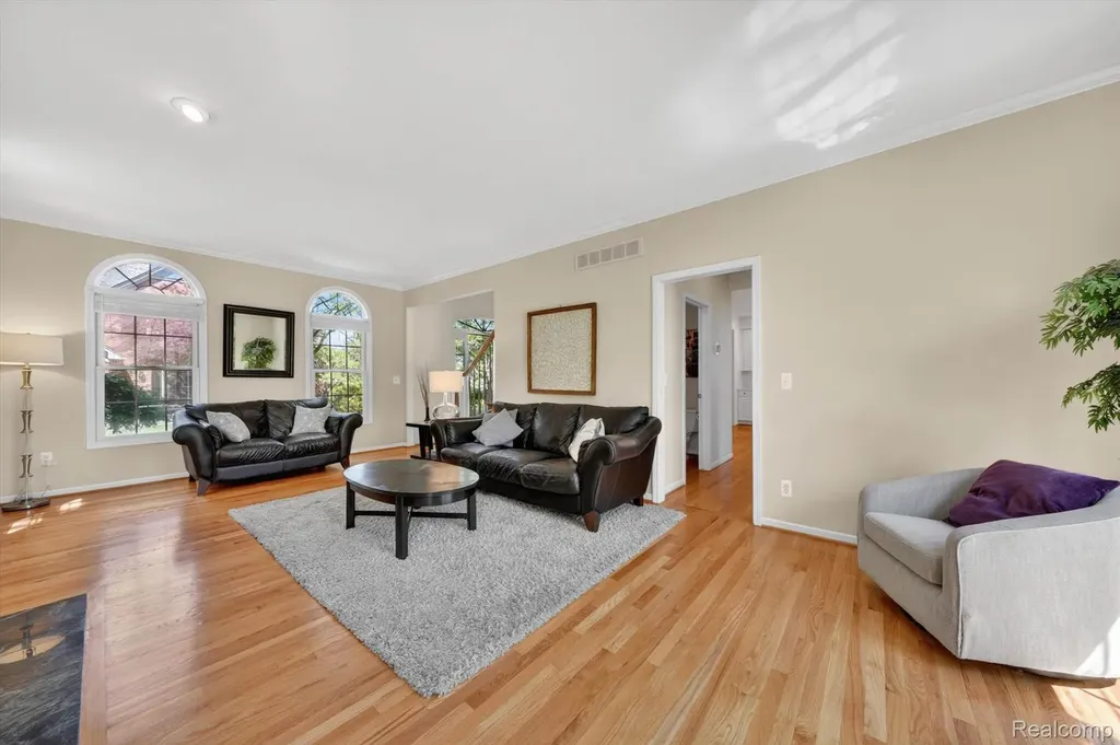 1112 Vernier Road Grosse Pointe Woods City MI 48236