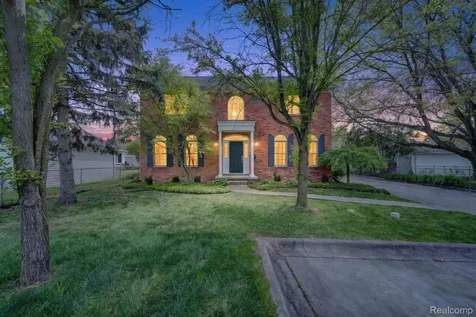 1112 Vernier Road Grosse Pointe Woods City MI 48236