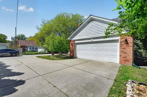 1112 Vernier Road Grosse Pointe Woods City MI 48236