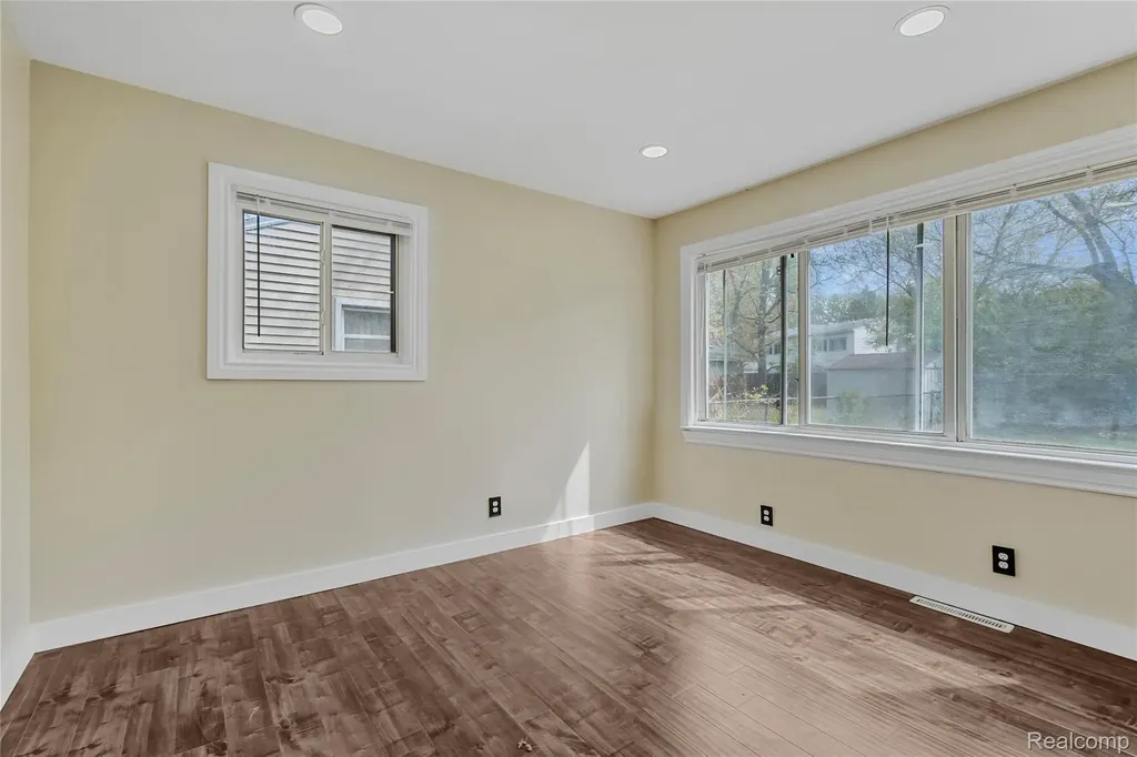 32565 Mason Street Westland City MI 48186