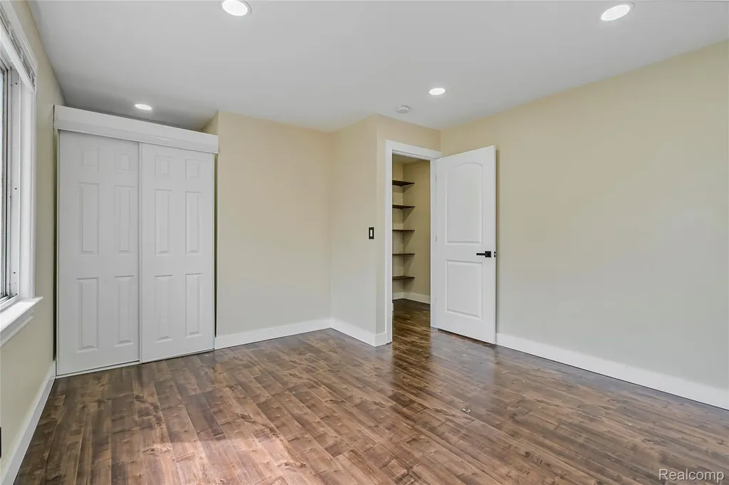 32565 Mason Street Westland City MI 48186