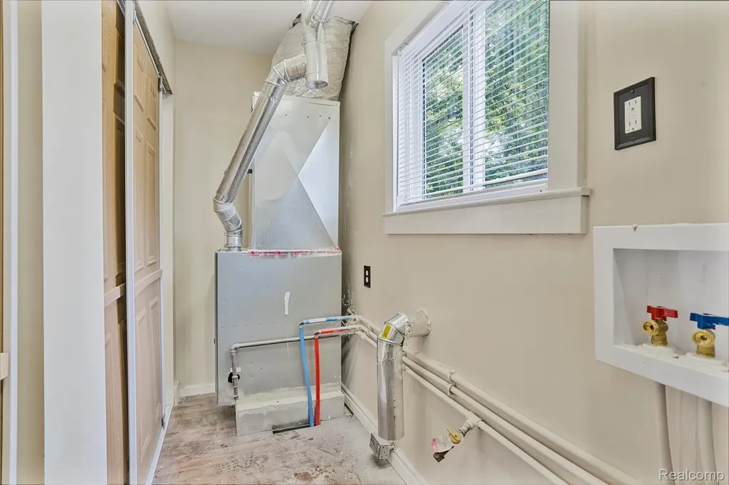 32565 Mason Street Westland City MI 48186