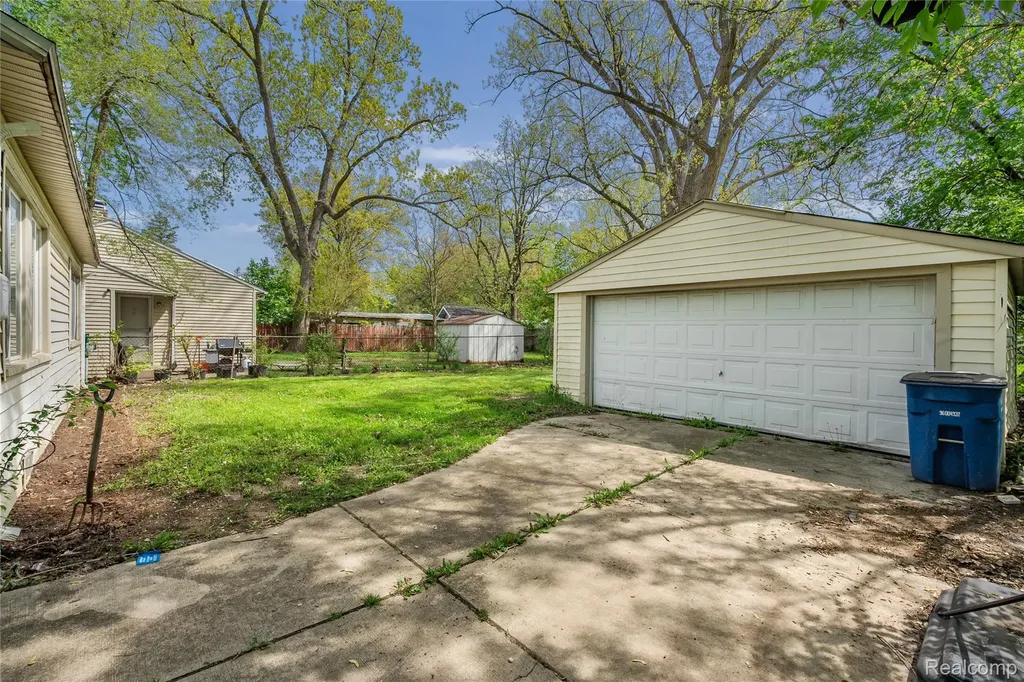 32565 Mason Street Westland City MI 48186