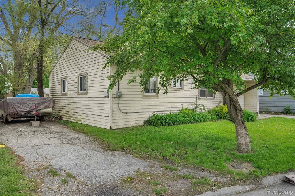 32565 Mason Street Westland City MI 48186