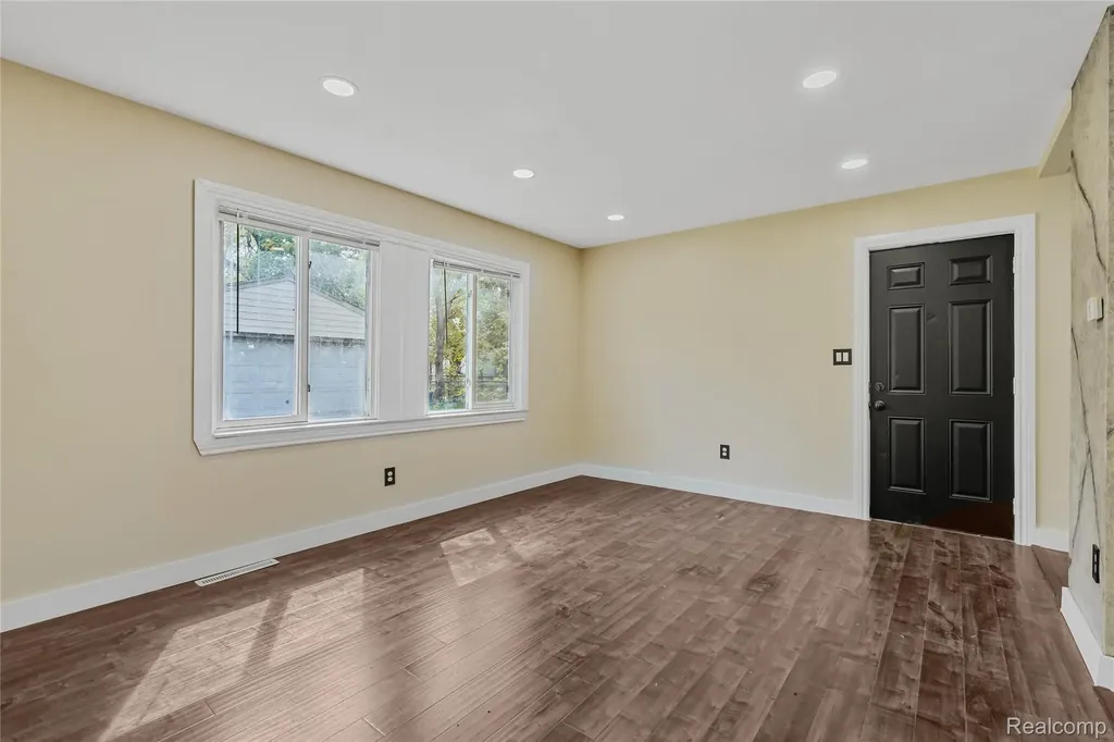 32565 Mason Street Westland City MI 48186