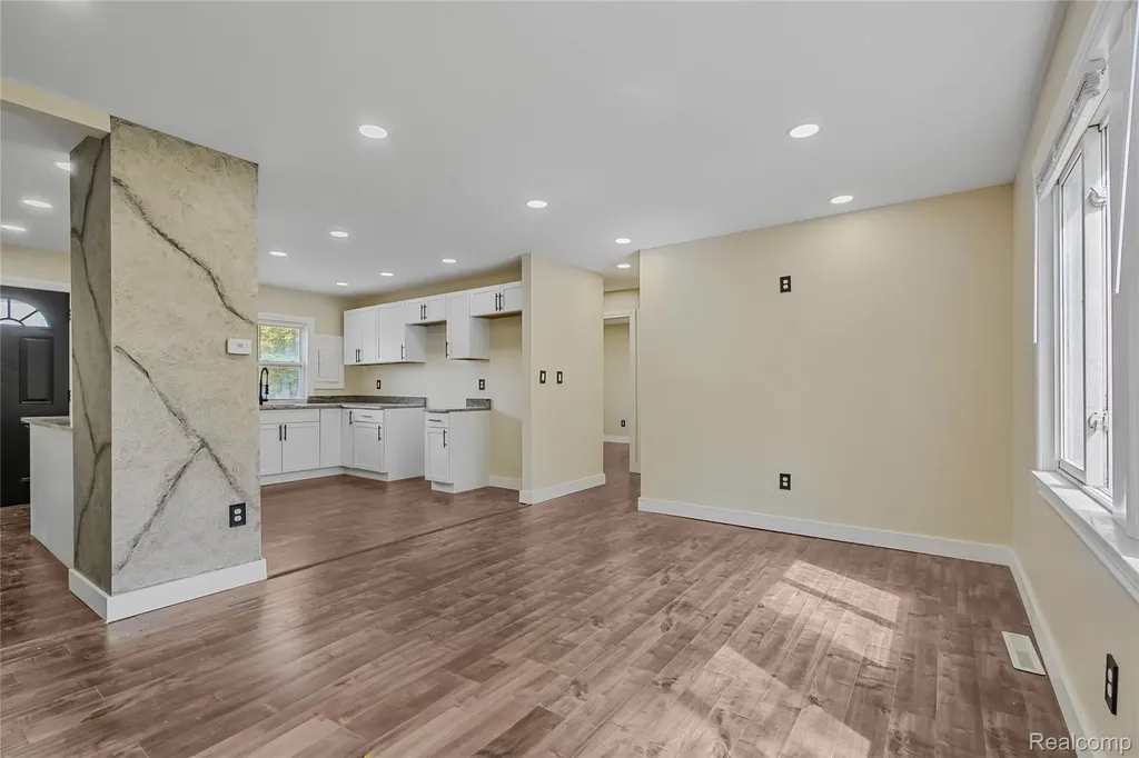 32565 Mason Street Westland City MI 48186
