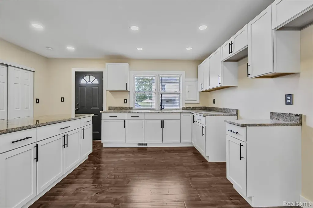 32565 Mason Street Westland City MI 48186