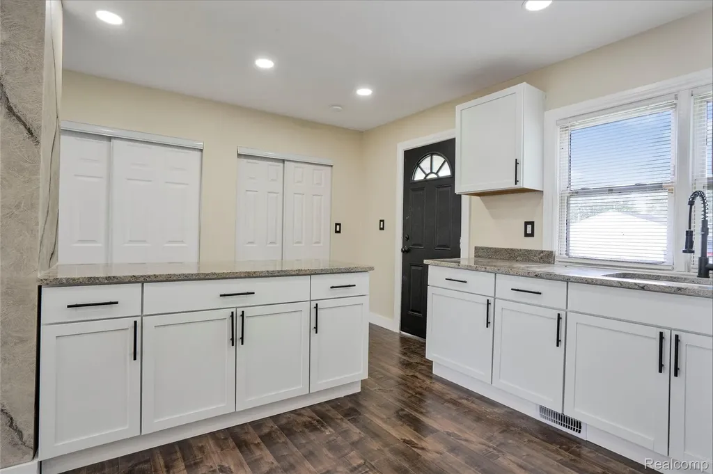32565 Mason Street Westland City MI 48186