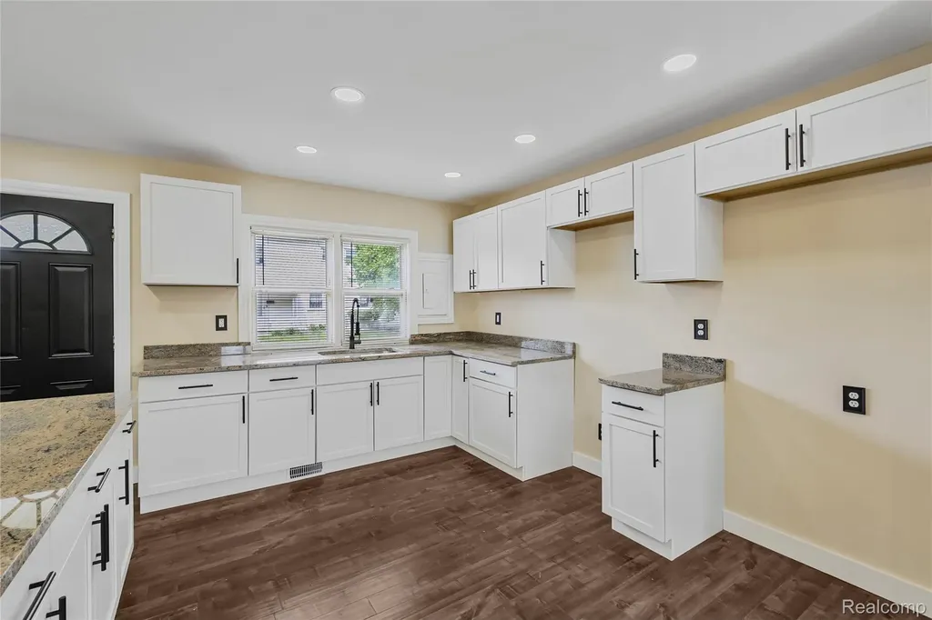 32565 Mason Street Westland City MI 48186
