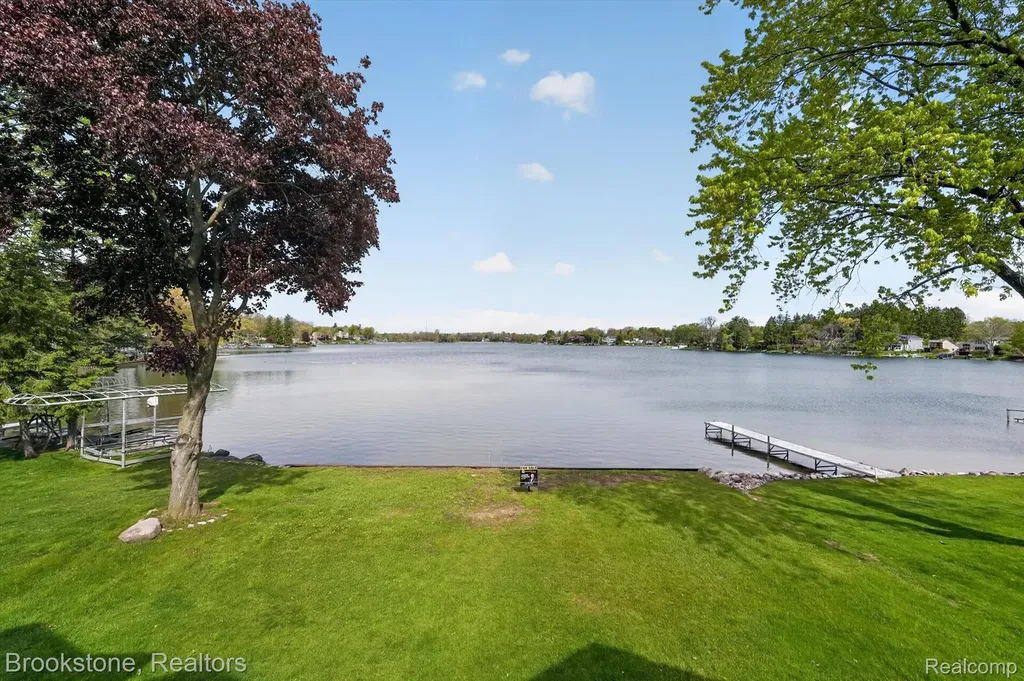 3695 Lotus Drive Waterford Charter Township MI 48329