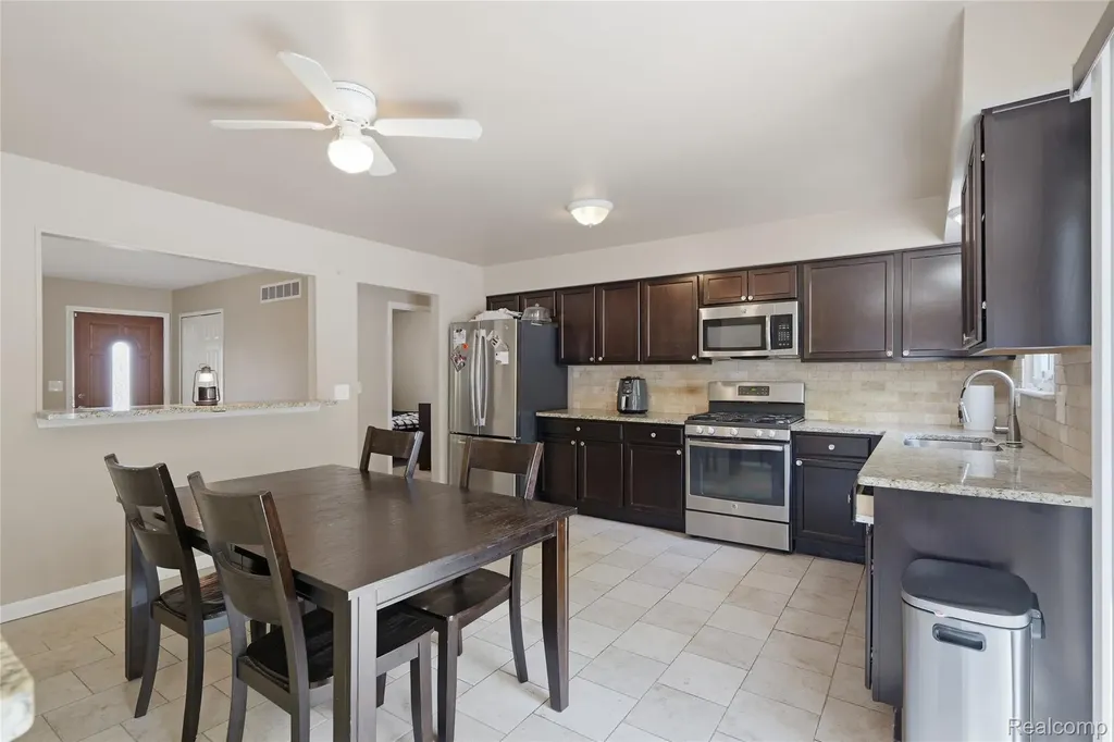 33499 Unicorn Court Westland City MI 48186