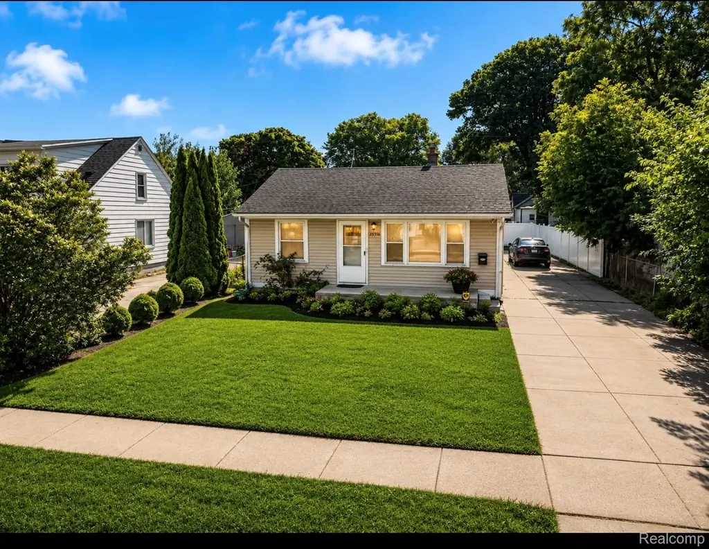 26536 Palmer Boulevard Madison Heights City MI 48071