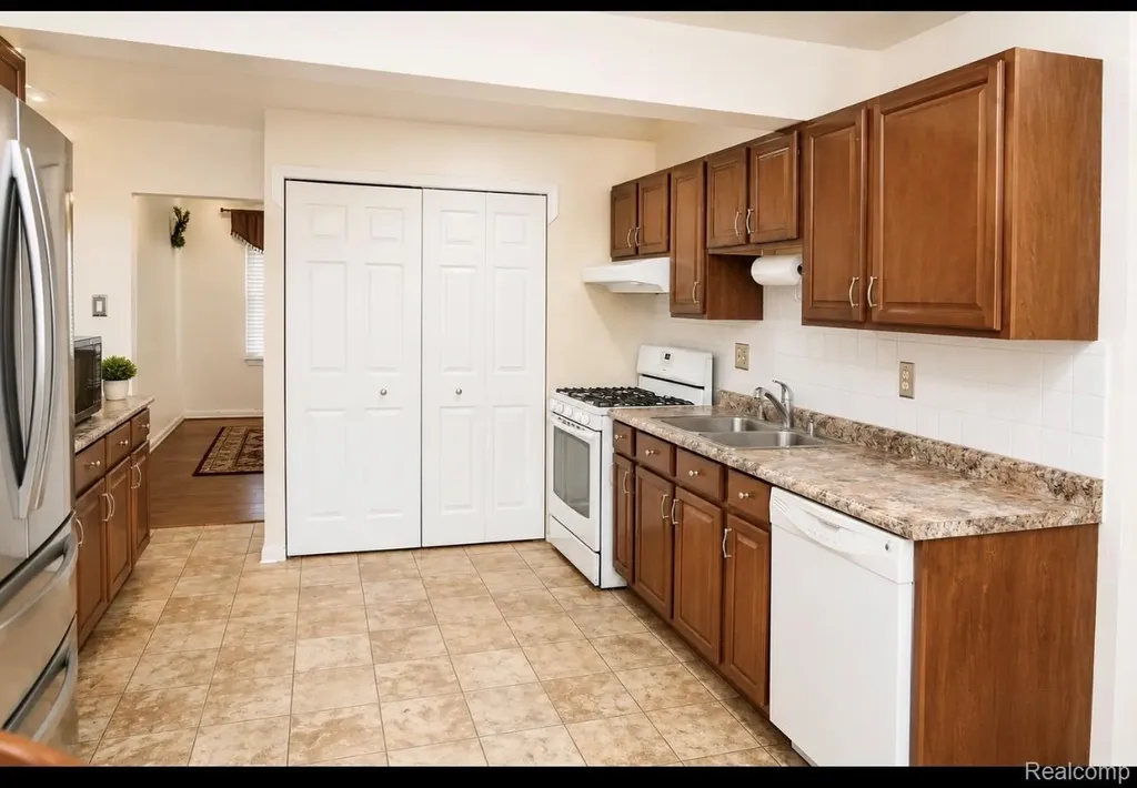 26536 Palmer Boulevard Madison Heights City MI 48071