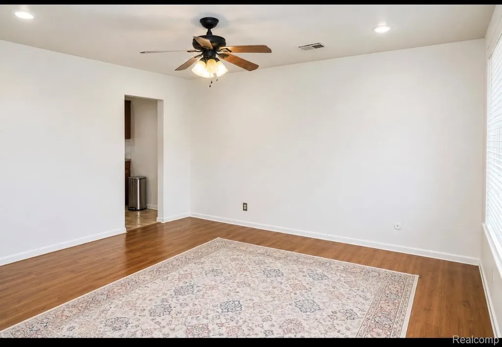26536 Palmer Boulevard Madison Heights City MI 48071